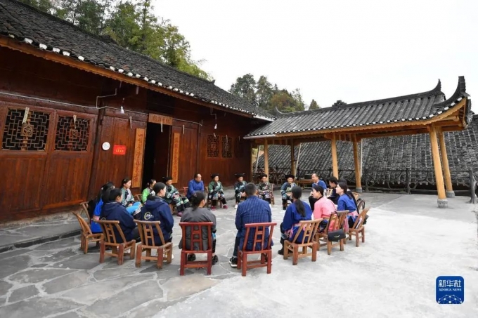 写在,学习贯彻,习,近,平,新时代,中国特色, . 学思想  强党性  重实践  建新功