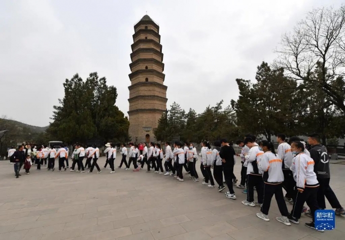 写在,学习贯彻,习,近,平,新时代,中国特色, . 学思想  强党性  重实践  建新功