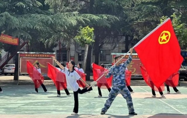 五月，团旗飘扬 