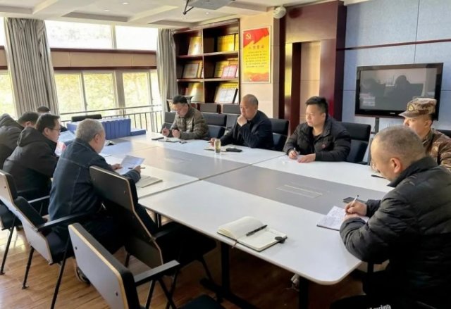 我校召开校园安全专题会 