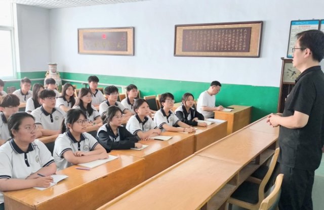 扣好入团“第一粒扣子”