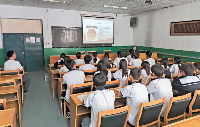 扣好,入团,“,第一粒扣子,”,5月,29日,下午, . 扣好入团“第一粒扣子”