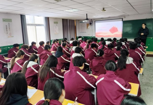 党员引领践初心  青春向党启新程 